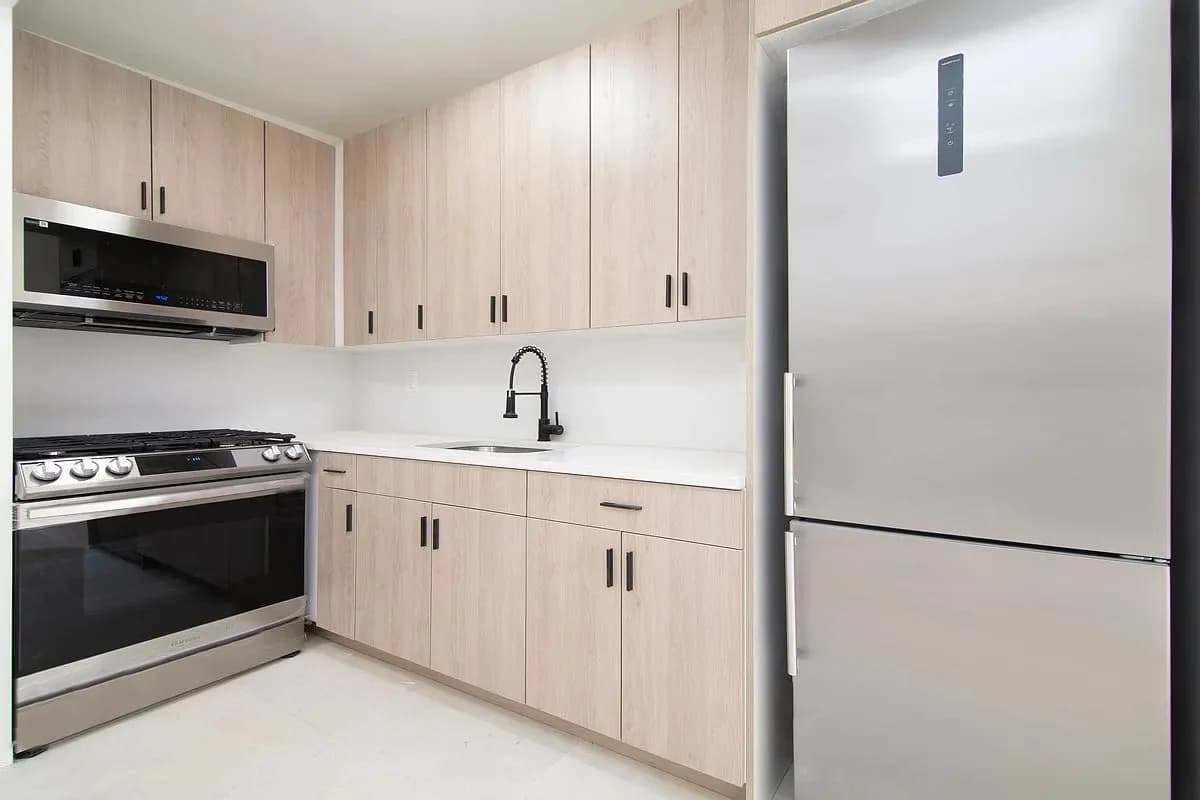 227 West 20th Street, photo 3