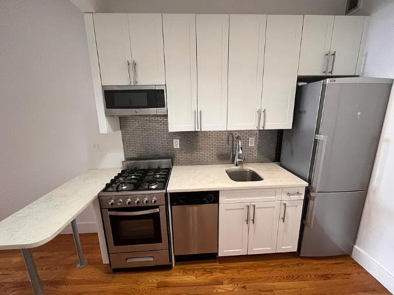 639 Tenth Avenue, photo 2
