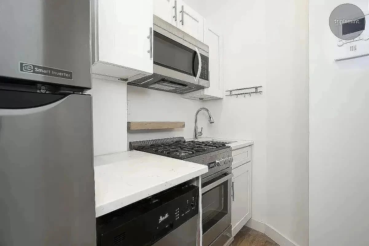 406 West 39th Street, photo 4