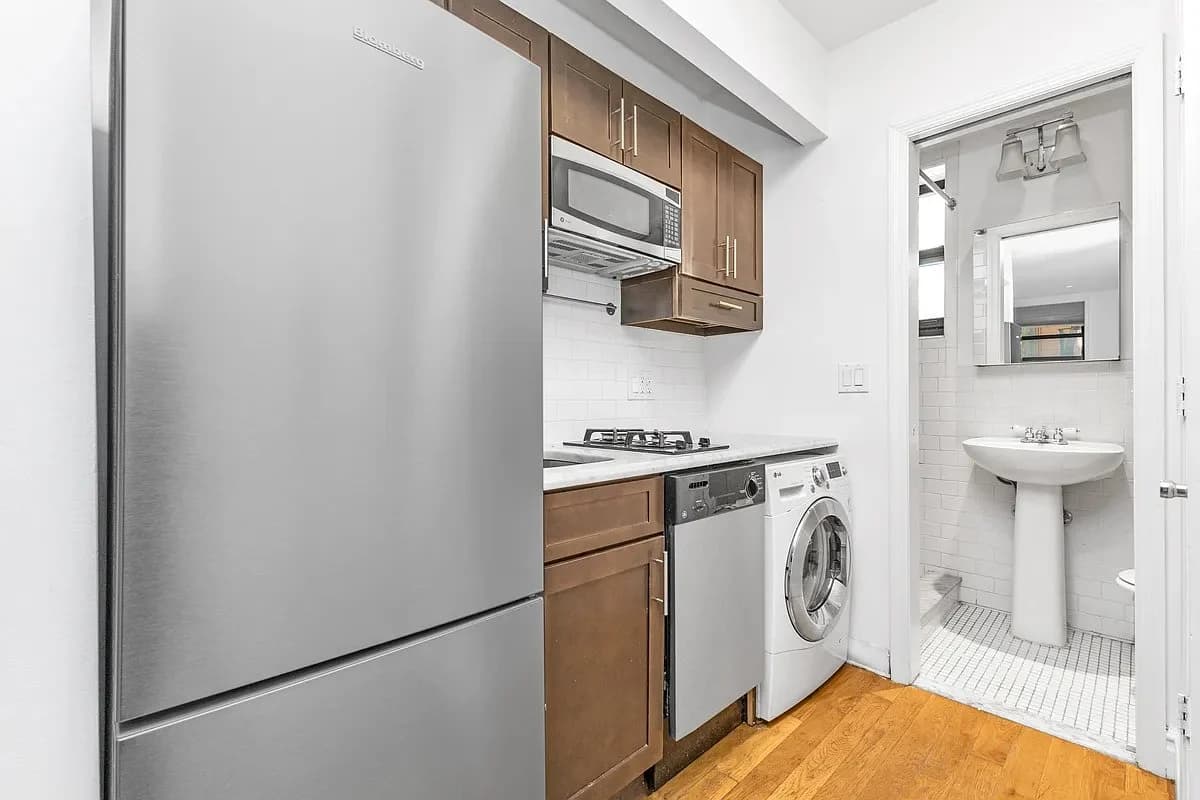325 East 10th Street, photo 3