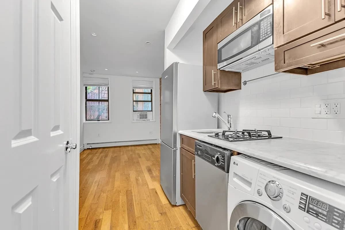 325 East 10th Street, photo 2