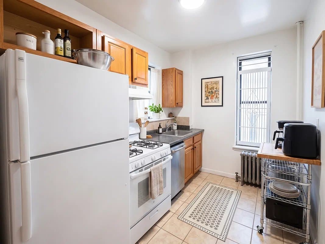 185 Fourth Avenue, photo 3