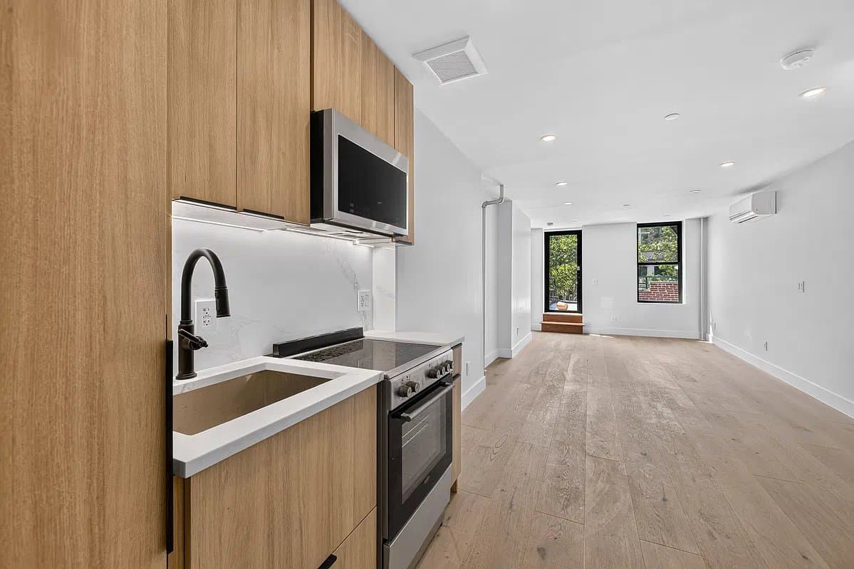 136 Allen Street, photo 3